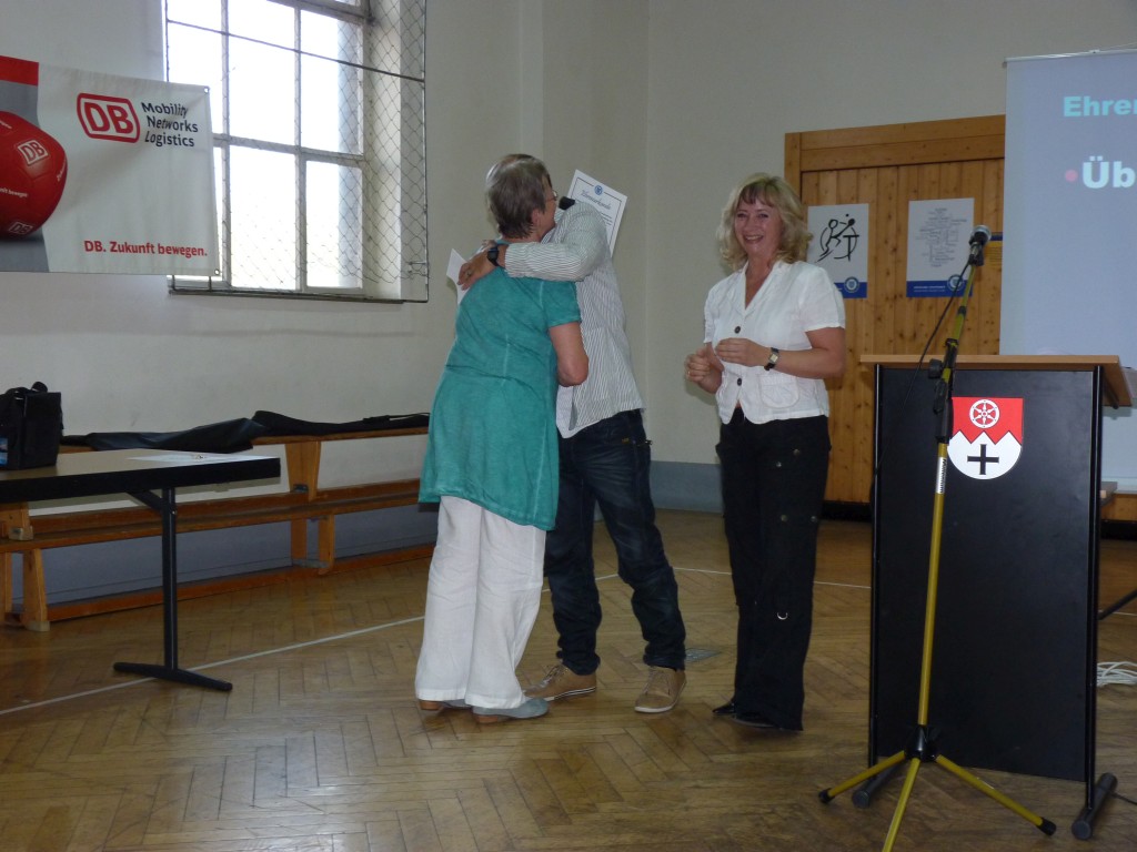 Doris Kellner (links) wird zum Ehrenmitglied des ETSV Lauda ernannt.