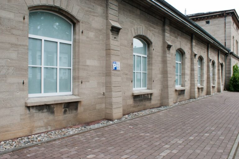 Außenansicht der ETSV Halle mit neu eingebauten Hallenfenstern am 20.07.2014.