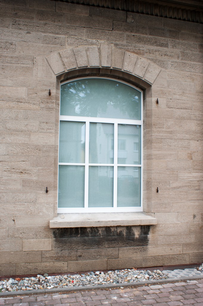 Außenansicht der ETSV Halle mit neu eingebauten Hallenfenstern am 20.07.2014.