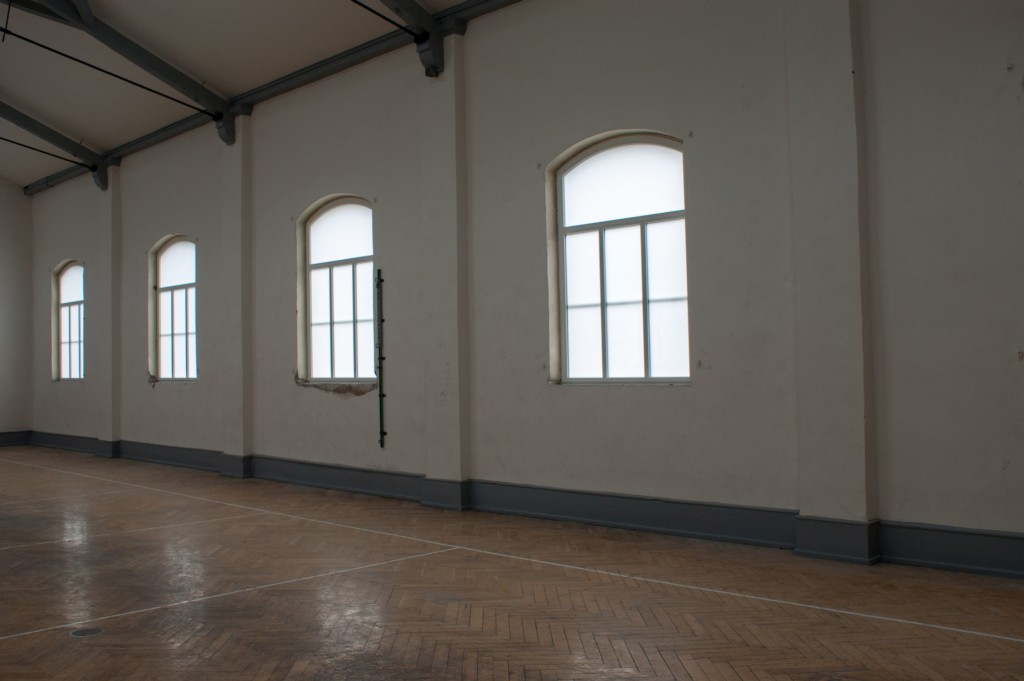 Innenansicht der ETSV Halle mit neu eingebauten Hallenfenstern am 20.07.2014.