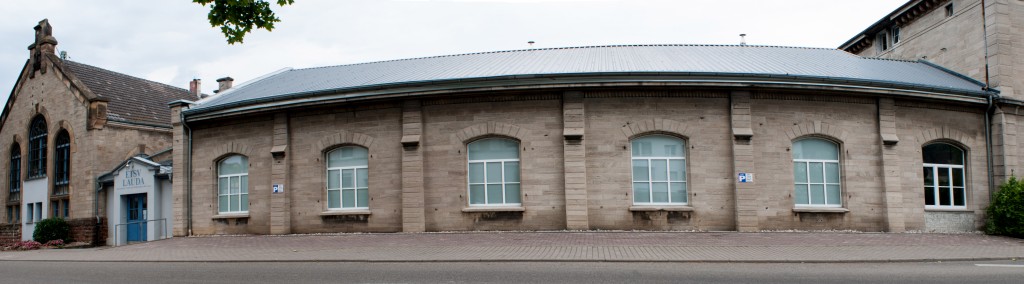 Außenansicht der ETSV Halle mit neu eingebauten Hallenfenstern am 20.07.2014.