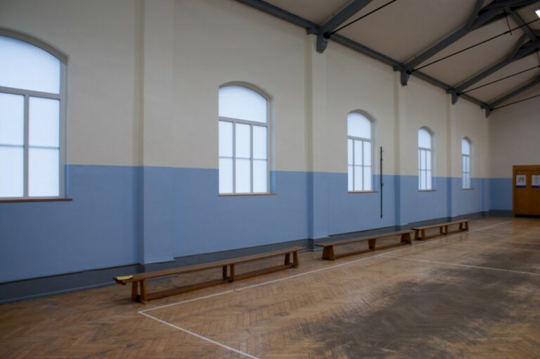 Neue himmelblauer Innenanstrich in der ETSV Halle am 14.02.2015.