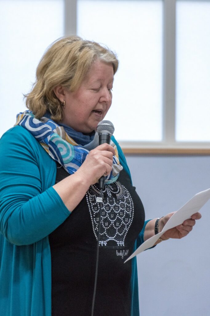 Beate Papp (Abteilungsleiterin Turnen) bei ihrer Laudatio auf Christa Kurz, die zum Ehrenmitglied ernannt wurde.