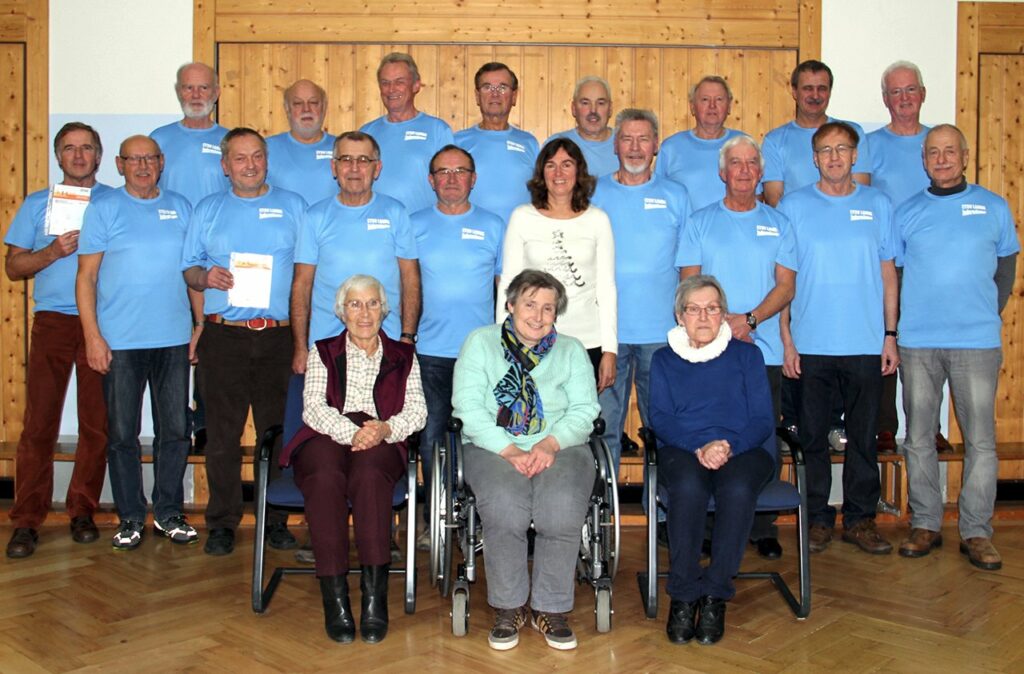 19 Jedermänner wurden mit dem Deutschen Sportabzeichen in Gold ausgezeichnet. Mit dabei die Vereinsvorsitzende Anni Miller (vorne Mitte), die Beauftragte im Sportkreis Jutta Hellmuth (rechts daneben) und Übungsleiter Wilfried Bickel (Zweiter von links).