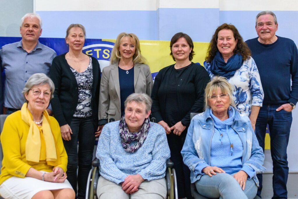 Einige Vorstandsmitglieder nach den Wahlen bei der Generalversammlung 2024 des ETSV Lauda.
