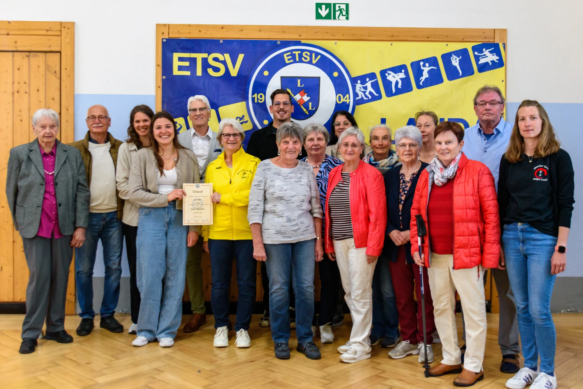 Ein Teil der Geehrten für ihre langjährige Mitgliedschaft beim ETSV Lauda.